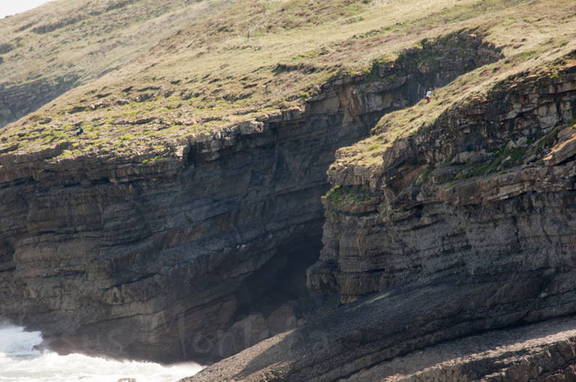 Acantilado en Cantabria con persona al borde