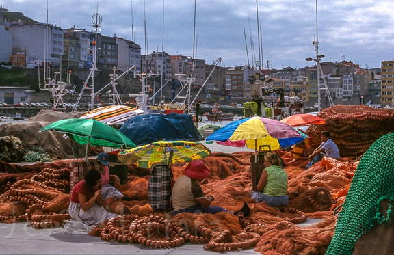 señoras cosiendo las redes de pesca