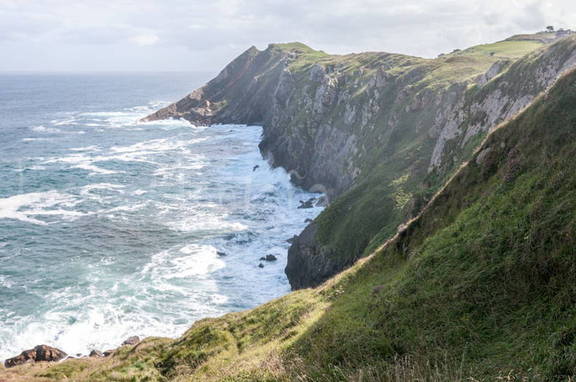 Acantilados costeros vertiginosos en Cantabria