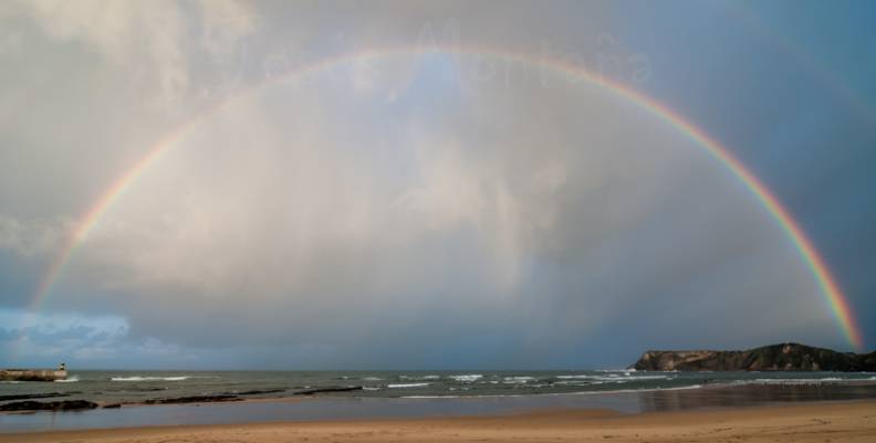 Arco iris en la playa de Comillas