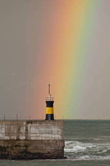 Arco iris y faro en comillas