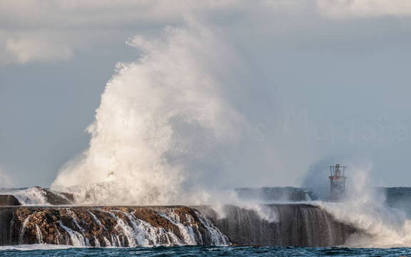 Olas en faro de San Vicente de la barquera