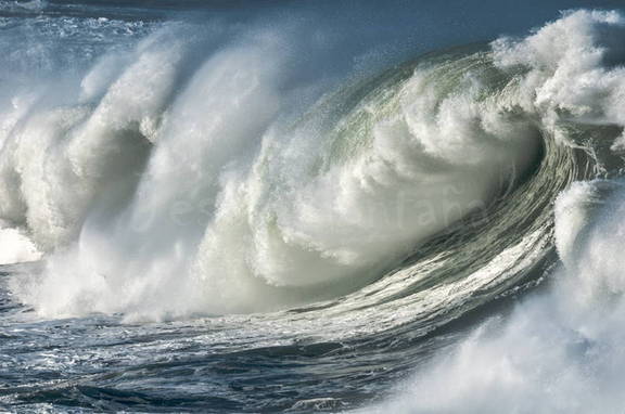ola rompiendo y viento