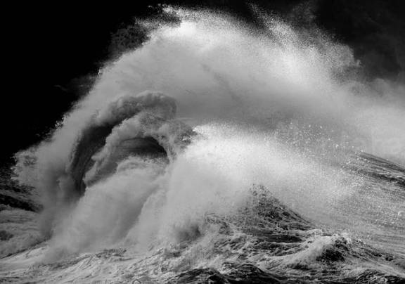 Olas rompiendo a contraluz