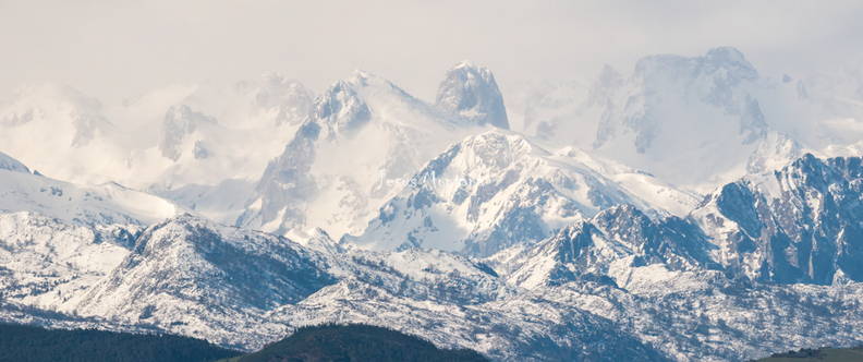 Panorámica montañas nevadas Naranjo de Bulnes