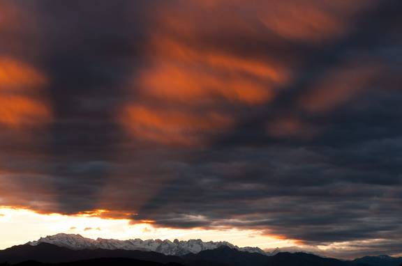 Puesta de sol de Picos de Europa desde Oyambre