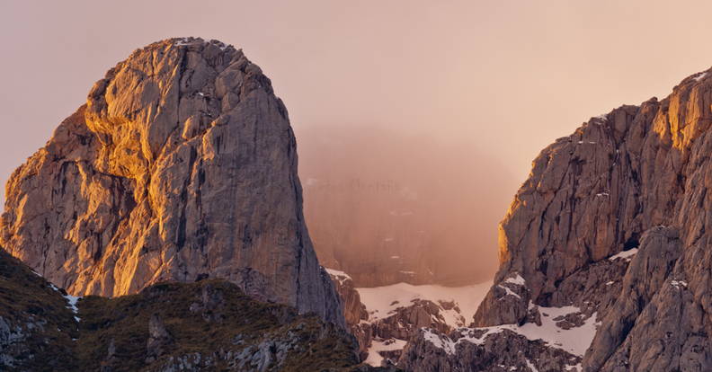 Picos de Europa en la niebla y puesta de sol