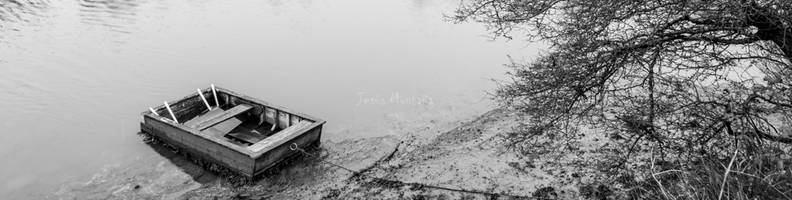barca cuadrada en ria de san vicente de la barquera