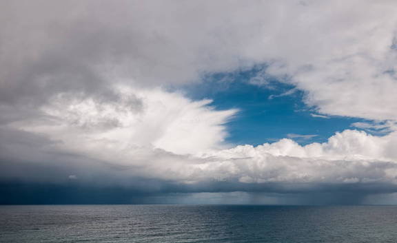 lluvia y claros en el mar