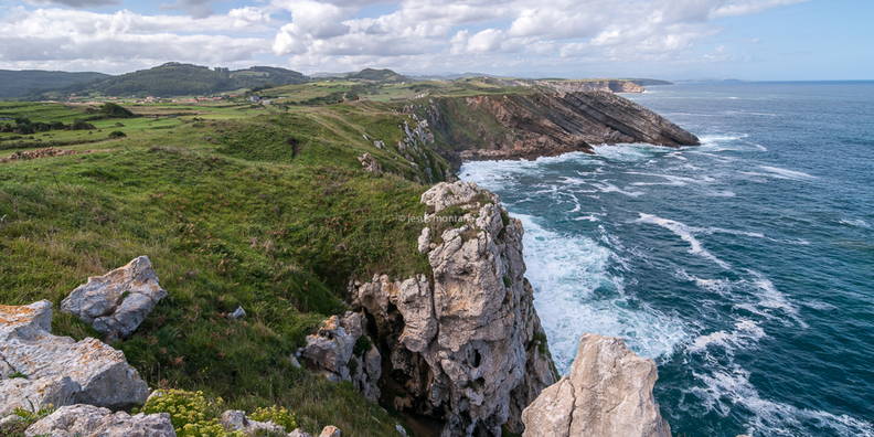Prados y mar en Oreña