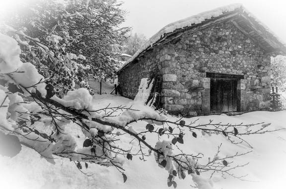 Cabaña nevada en Picos de Europa