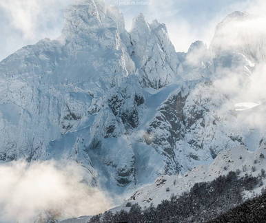 Nieve y nubes en Picos de Europa