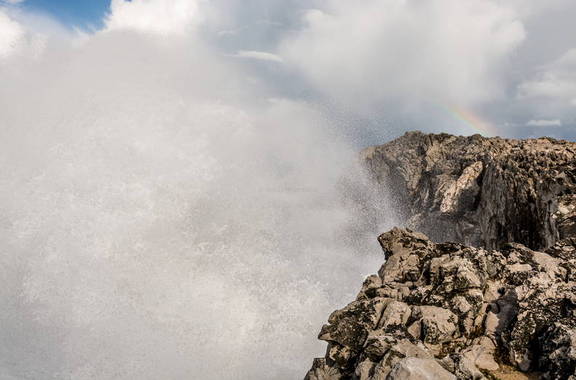 Arco iris,nubes y ola