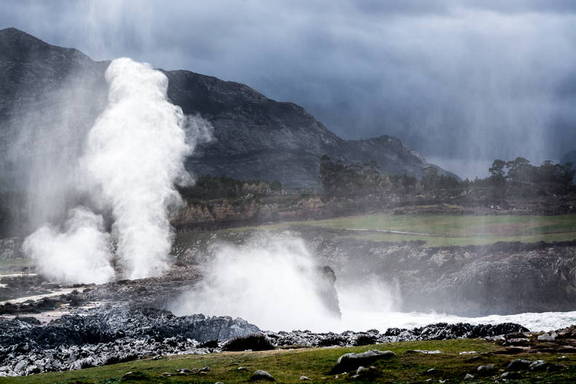 Los bufones de Pria en Asturias con marejada