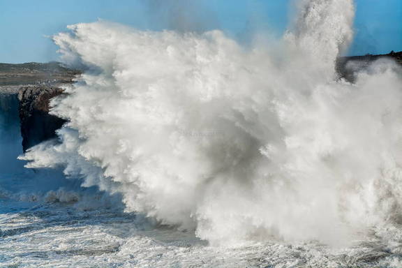 Acantilado en Pria, Asturias, con ola rompiendo