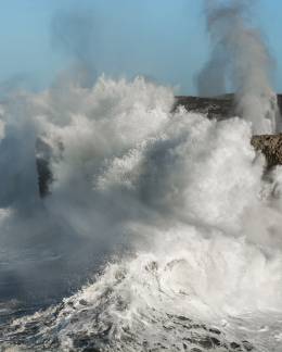 Ola gigante rompiendo en la costa Asturiana