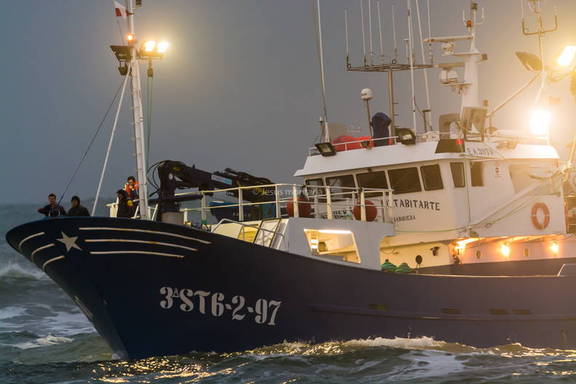 barco de pesca de noche