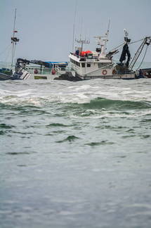 Barco de pesca con oleaje