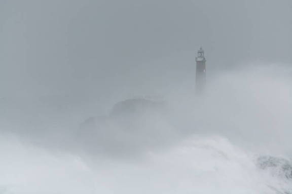 Mar gigante sobre el faro