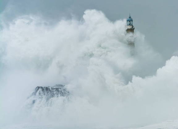 Temporal,faro de isla de Mouro