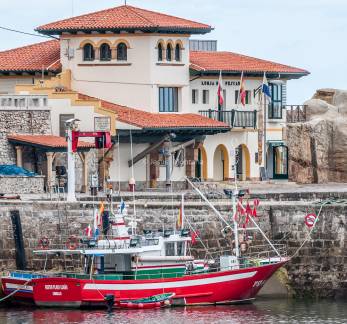 lonja en el puerto de Comillas: Cantabria
