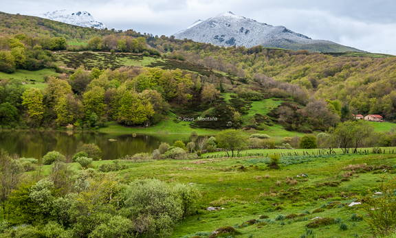 lago en la cordillera cantabrica