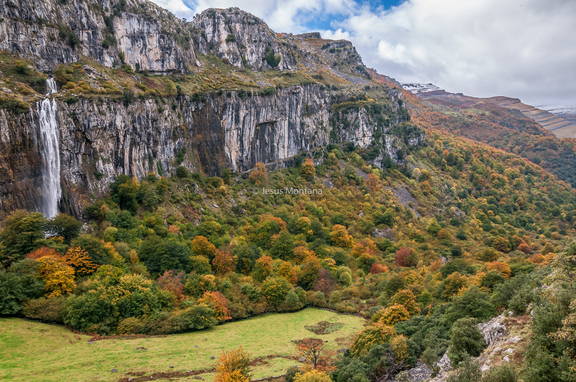 nacimiento del Asón en catarata,cantabria