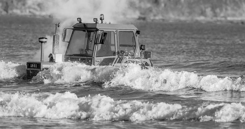 algas marinas recogidas por un tractor en la playa de Oyambre