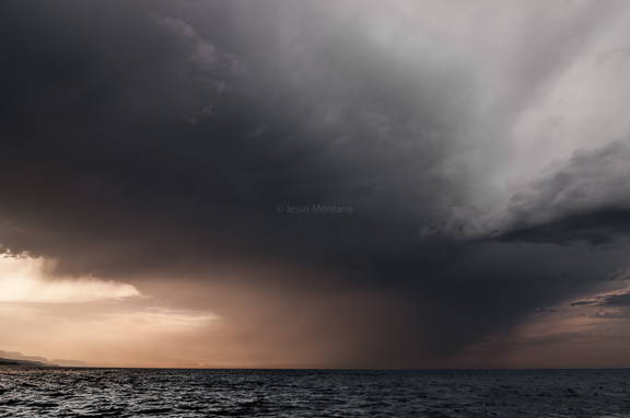 Nubes de tormenta en el mar