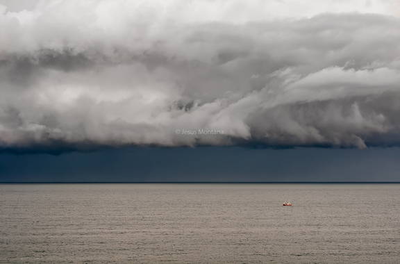 Nubes de lluvia en el mar