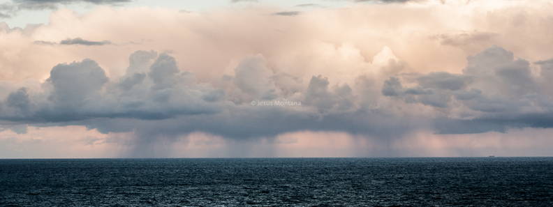 Lloviendo en el mar