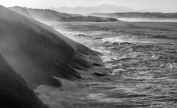 Oleaje en zona costera de comillas, Cantabria