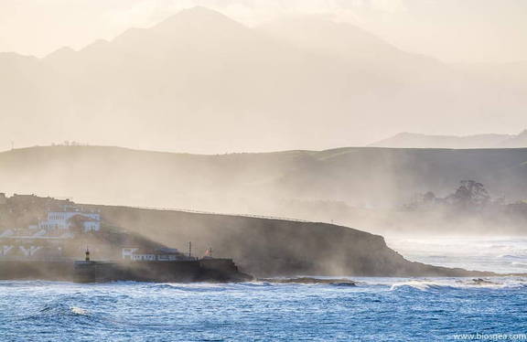 Faro de Comillas y neblina marina del oleaje